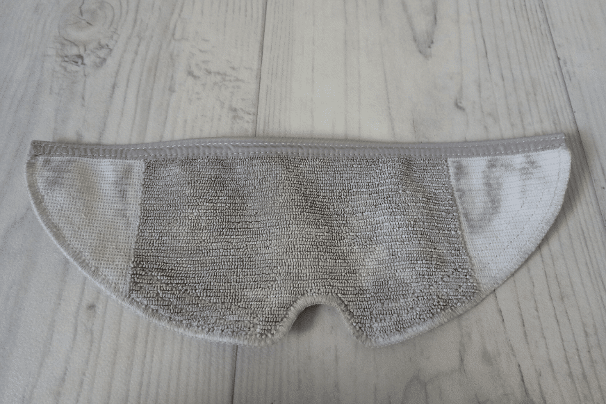 Грязная салфетка после протирания лежит на полу.